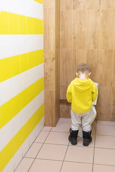 Chlapec Močí Záchodové Mísy Dětském Záchodě Žlutými Dlaždicemi Hygiena Koncept — Stock fotografie