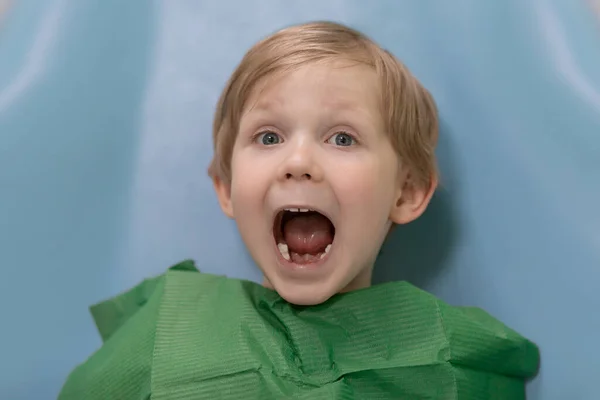 Dítě Blízka Otevřelo Ústa Čeká Zubařskou Péči Zubaře Zubní Klinice — Stock fotografie