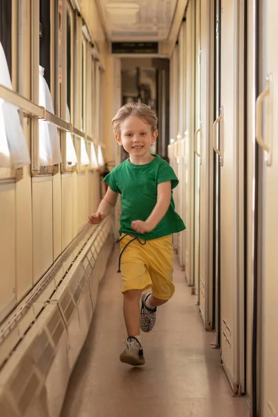 Měkké Soustředění Chlapeček Chlapec Vesele Běží Vagónu Cestovní Dětské Rekreační — Stock fotografie