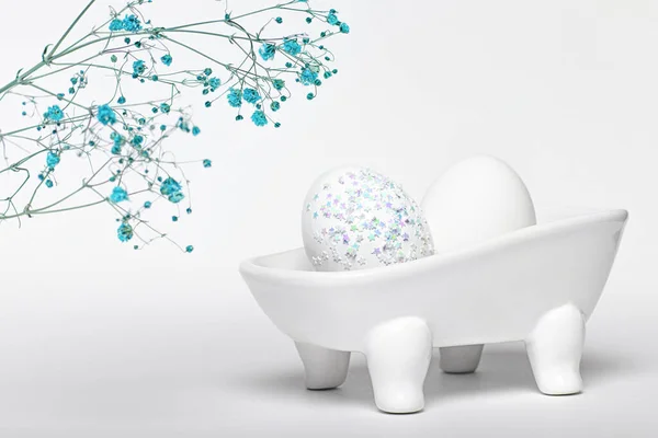 Творческий Эксперимент Составление Яйца Украшенного Блестками Лежит Керамической Ванне Белом — стоковое фото