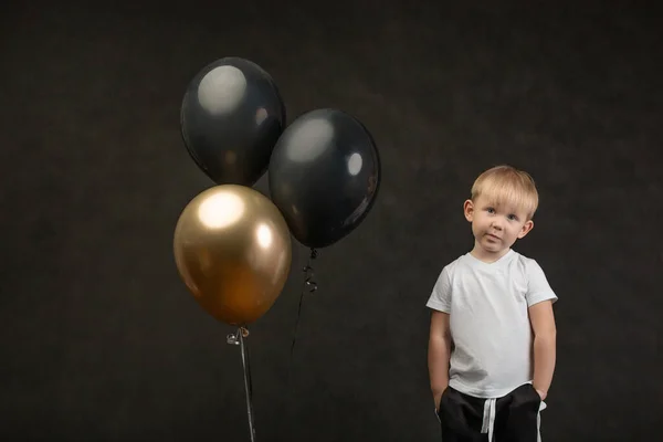 Enfant Tout Petit Ans Déçu Sceptique Avec Des Ballons Regardant — Photo