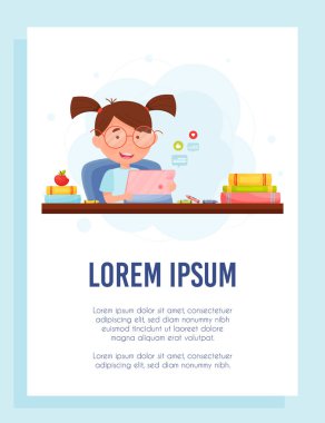 Tabletli küçük bir kız iş yerinde arkadaşlarıyla sohbet ediyor. vektör Resimleri.