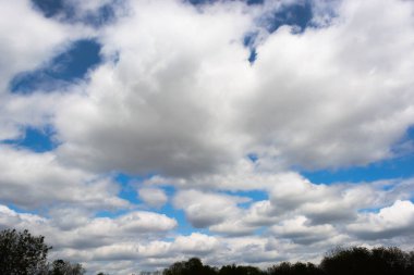 Köyün üzerinde büyük ağır bulutlar, sonbahar manzarası