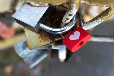 Köprüde Çoklu Aşk Metali Asma Kilitleri