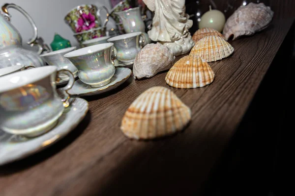 Artículos Del Hogar Estante Aparador Detrás Vidrio Souvenirs Turísticos Tazas — Foto de Stock