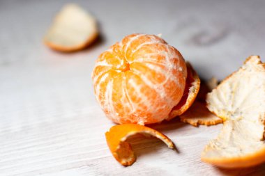 Mutfak masasında soyulmuş sulu mantarin.