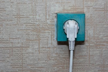 Kağıt duvar kağıdının arka planındaki eski prize ve sokete