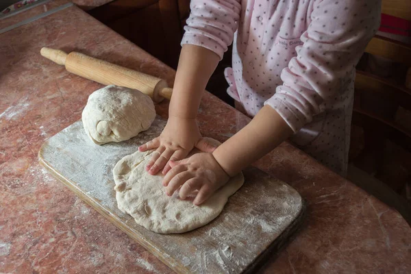 Bambino Piccolo Stende Pasta Della Pizza Nella Cucina Casa Sera — Foto Stock