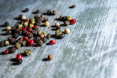 Koyu ahşap zemin üzerinde tüm baharatlı bezelyeler