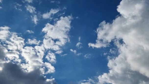 Lapso Tiempo Nubes Blancas Esponjosas Iluminadas Por Sol Moviéndose Lentamente — Vídeos de Stock