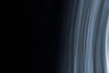 Dikey beyaz-mavi yarı daireli soyut siyah arkaplan. Yazacak bir yer var. Fotoğraf efekti. Yatay bileşim.