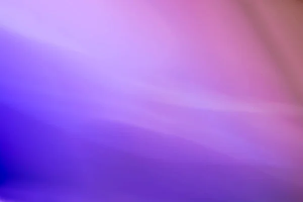 Lacivert, leylak, pembe ve mor renklerde yumuşak bir eğime sahip çok renkli soyut dalgalar..