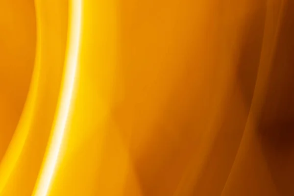 要旨軟質の放射線 縞模様 波の金色の背景をぼかした 黄褐色のグラデーション 写真効果 — ストック写真