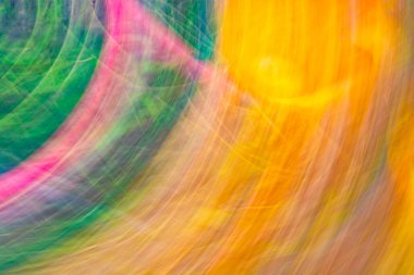 Sonbahar renklerinde çok renkli bir arkaplan. Turuncu pembe yeşil tonların soyut dairesel çizgileri.