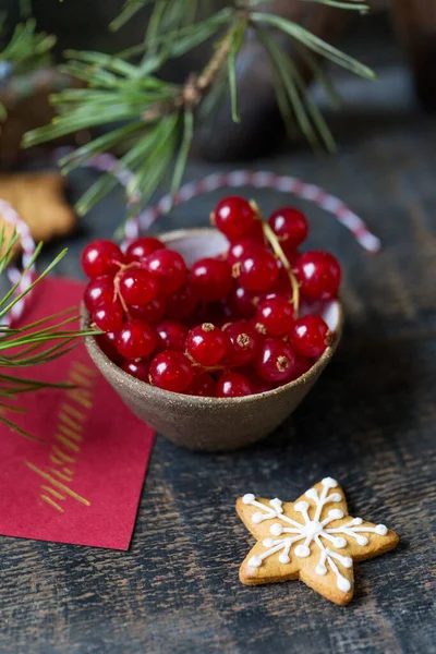 Rote Johannisbeere Tasse Mit Lebkuchen Lieb Weihnachts Und Neujahrskarte Holztisch — Stockfoto