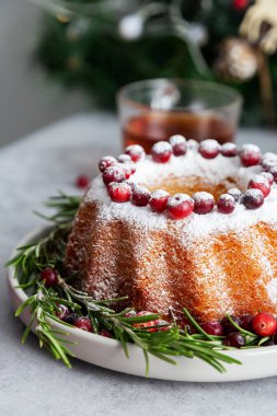 Kış Noel pastasını böğürtlen ve pudra şekeriyle kapat. Bayram tatlı yemeği kavramı