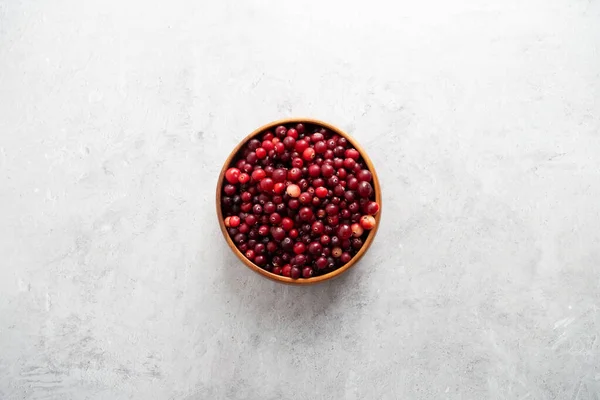 Top View Cranberry Wooden Bowl Gray Background Top View Flat — Stock Photo, Image