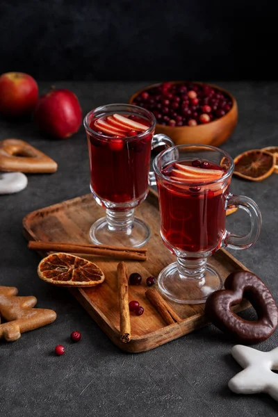 Fermer Verre Avec Une Boisson Chaude Aux Canneberges Garnie Tranches — Photo