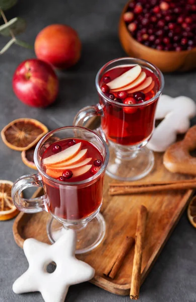 Elmalı Sıcak Yaban Mersini Suyu Tahtadan Zencefilli Ekmek Elma Noel Stok Fotoğraf