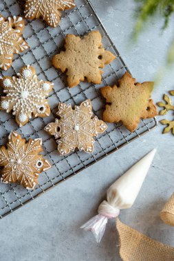 Üst manzara eldiven şekli Noel ev yapımı zencefilli ekmek ve ahşap arka planda kurabiyeler