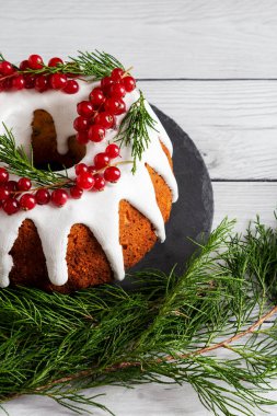 Üst manzara eldiven şekli Noel ev yapımı zencefilli ekmek ve ahşap arka planda kurabiyeler