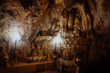 Tayland 'da Phatthalung' daki Budist tapınağının bölgesinde dua mağarası.