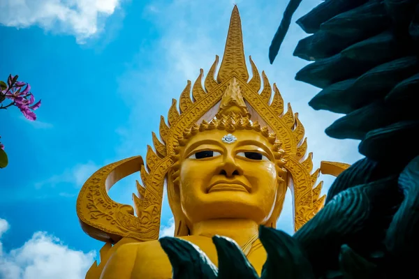 Een Reusachtig Gouden Boeddhabeeld Het Grondgebied Van Tempel Phatthalung Thailand — Stockfoto