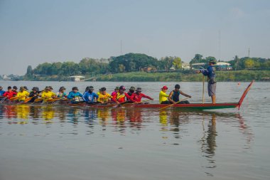Vientiane, Laos - 5 Mayıs 2019 Lao kürekçileri nehirde kanoyla yüzüyorlar.