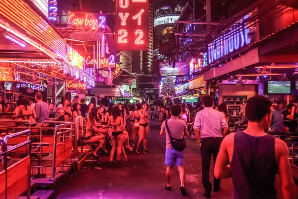 Bangkok, Tayland - 19 Aralık 2018: Bangkok 'ta gece hayatı