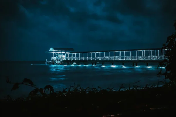Schiffsanlegestelle Nachts Beleuchtet — Stockfoto