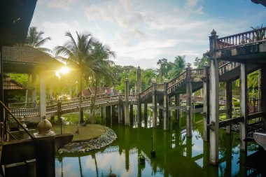 Malezya 'daki Güzel Terengganu Eyalet Müzesi' nin önünde.