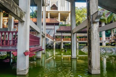 Malezya 'daki Güzel Terengganu Eyalet Müzesi' nin önünde.