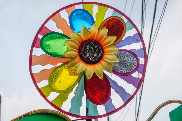 装飾として街の通りに鮮やかな色の人工花 — ストック写真
