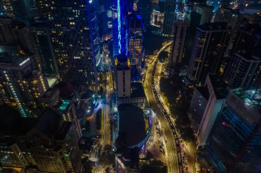 Kuala Lumpur, Malezya - 30 Mart 2019: Gökdelenin tepesinden şehir gece hayatı