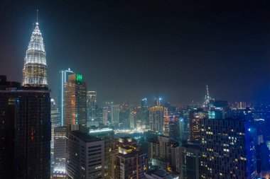 Kuala Lumpur, Malezya - 30 Mart 2019: Gökdelenin tepesinden şehir gece hayatı