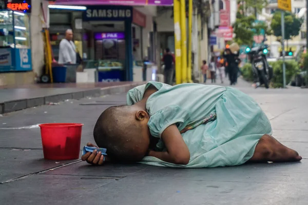 Kuala Lumpur Malásia Março 2019 Pobre Menininha Implora Esmola Deitada — Fotografia de Stock