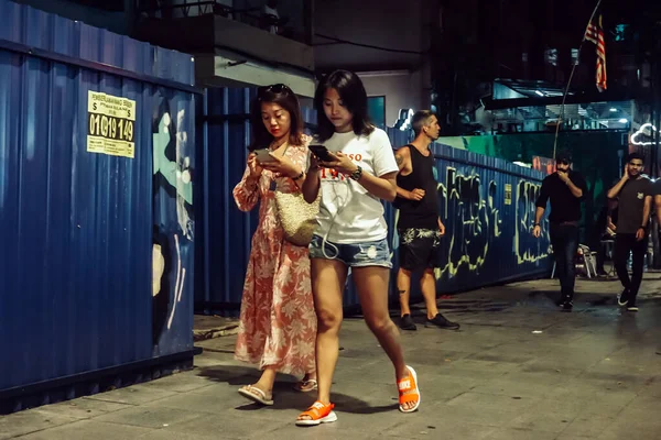 Kuala Lumpur Malásia Março 2019 Pessoas Locais Ocupadas Pelo Telefone — Fotografia de Stock