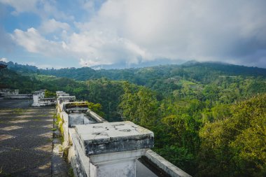 Endonezya 'nın Bali adasında terk edilmiş bir otel.