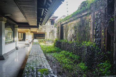 Endonezya 'nın Bali adasında terk edilmiş bir otel.