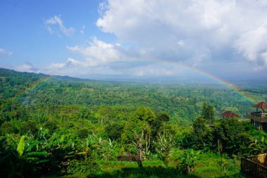 Güzel Bali manzarası ve gökkuşağı