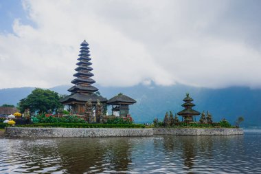 Hindu tapınağı Ulun Danu Beratan gölde