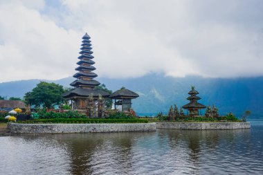 Hindu tapınağı Ulun Danu Beratan gölde