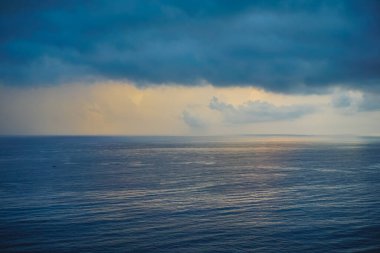 Bali 'de Hint Okyanusunda güzel bir gün batımı