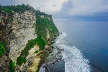 Bali 'deki Pura Luhur Uluwatu Tapınağı yakınlarındaki büyük kayalıklar.