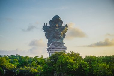 Bali 'deki Garuda Wisnu Kencana Kültür Parkı' ndaki Garuda 'nın devasa heykeli.