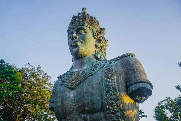 Een Reusachtig Standbeeld Van God Vishnu Het Garuda Wisnu Kencana — Stockfoto