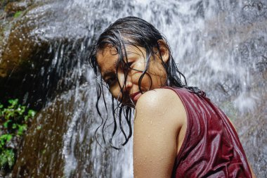 Curug Waterfall Cilember 'da Endonezyalı Kız