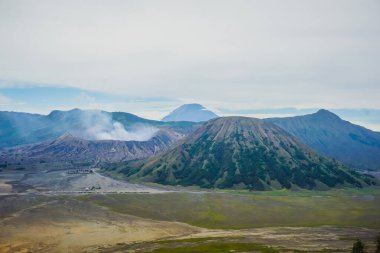 Endonezya 'da Bromo, Batok ve Semeru olmak üzere üç volkanın güzel manzarası