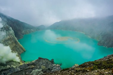 Endonezya 'daki Ijen volkan krater gölü
