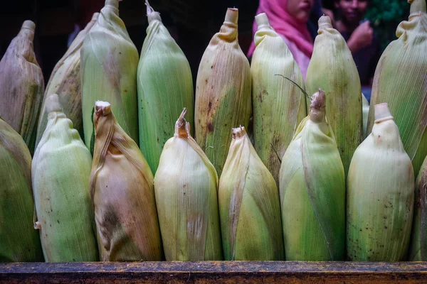 Maïs Juteux Sur Comptoir Rue — Photo